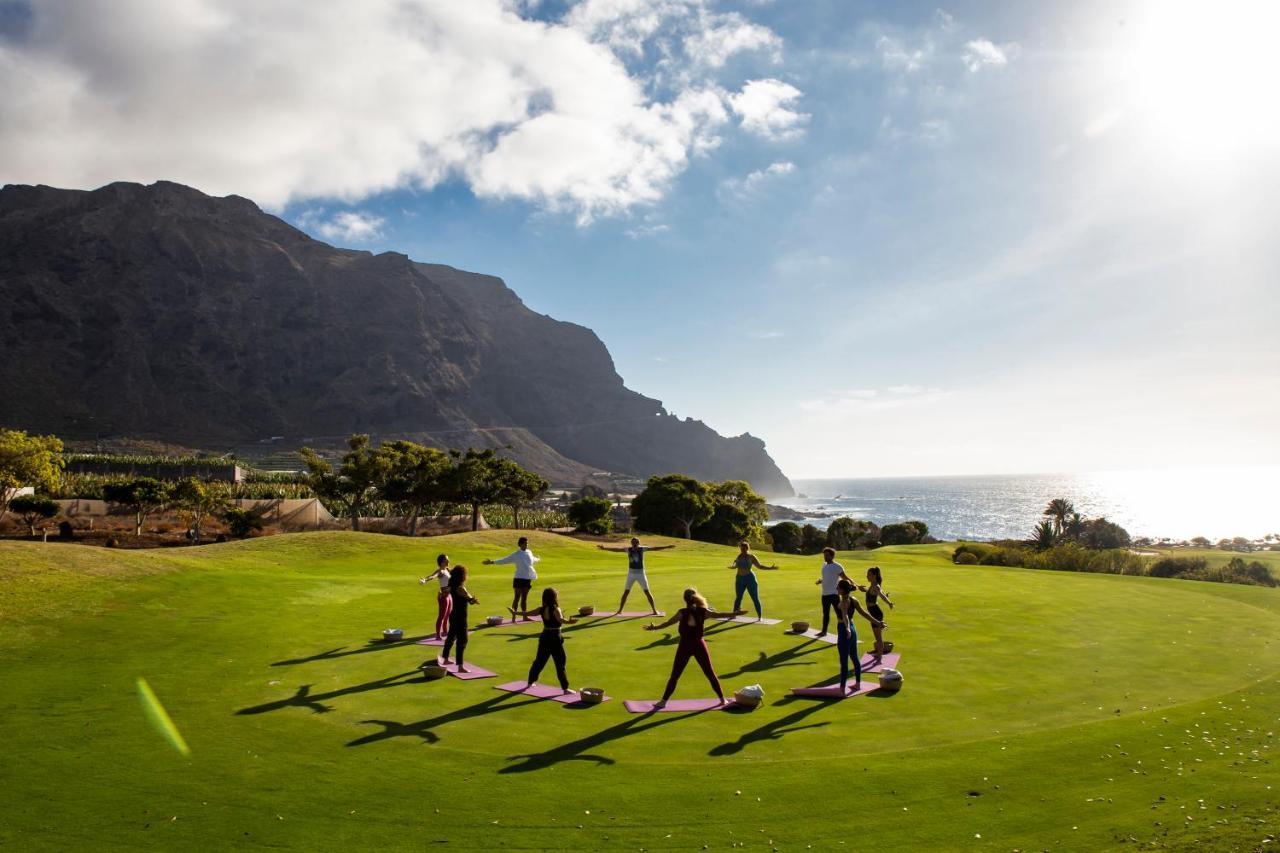 Hotel Hacienda Del Conde Melia Collection Golf & Spa - Adults Only Buenavista Del Norte Luaran gambar A yoga class at the Four Seasons Resort Maui