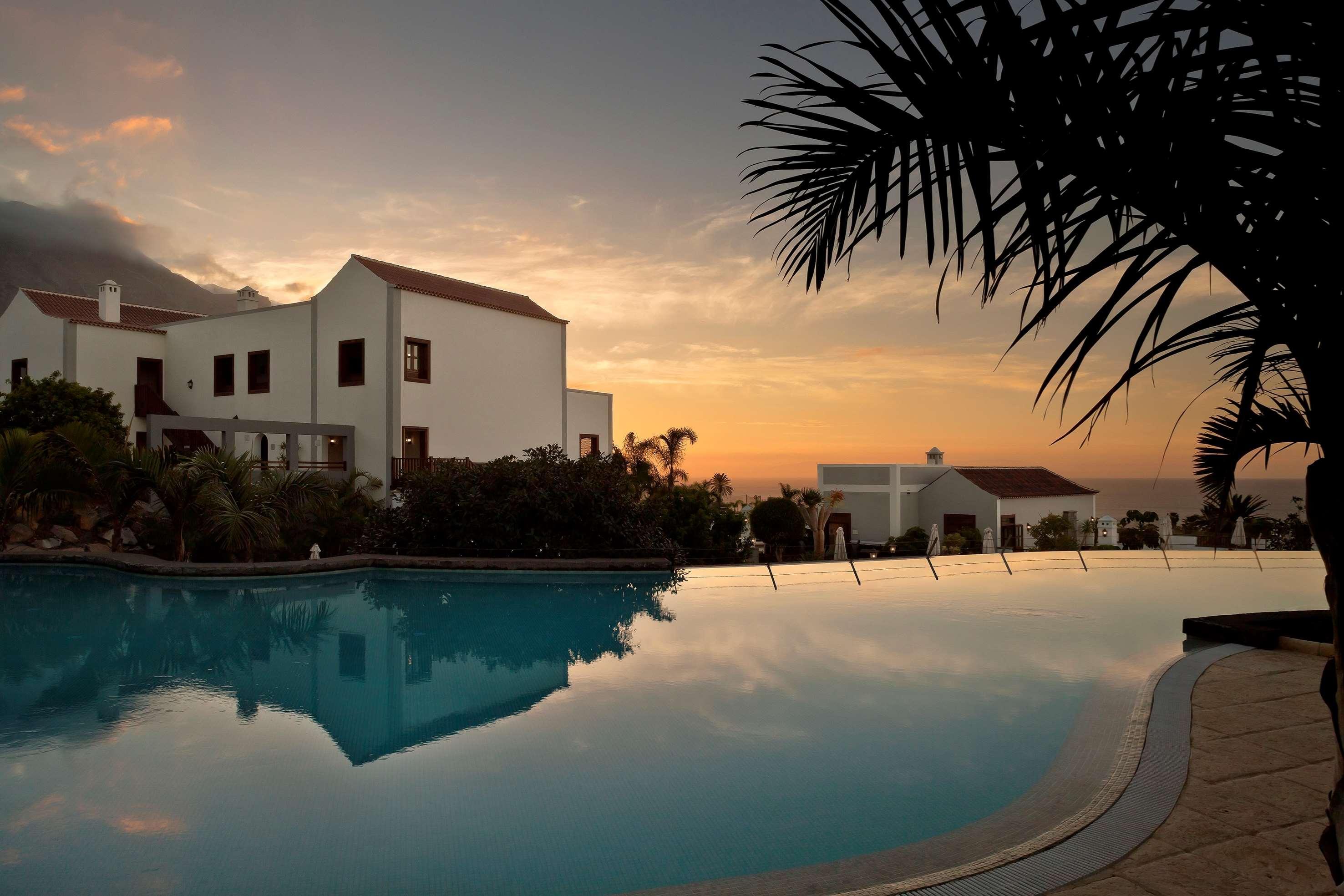 Hotel Hacienda Del Conde Melia Collection Golf & Spa - Adults Only Buenavista Del Norte Luaran gambar Sunset at the Sheraton Resort