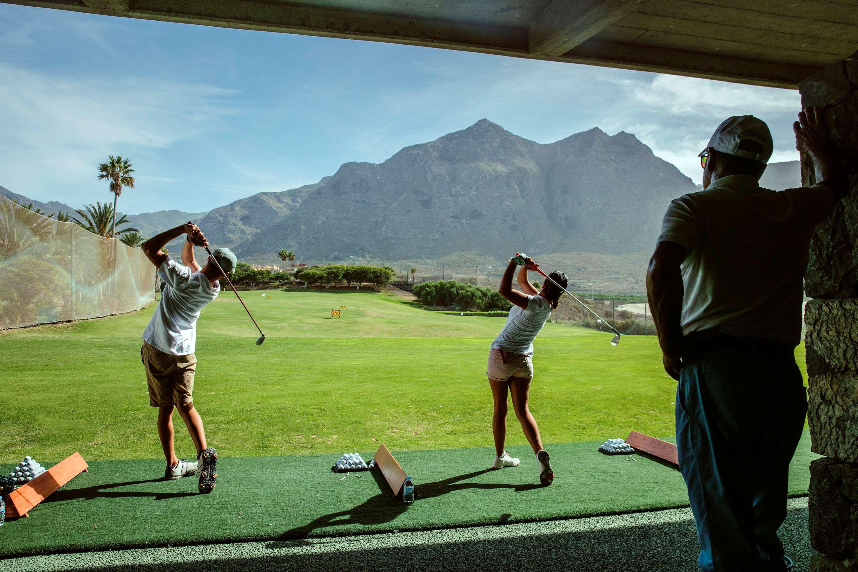 Hotel Hacienda Del Conde Melia Collection Golf & Spa - Adults Only Buenavista Del Norte Luaran gambar Golfers at the practice range