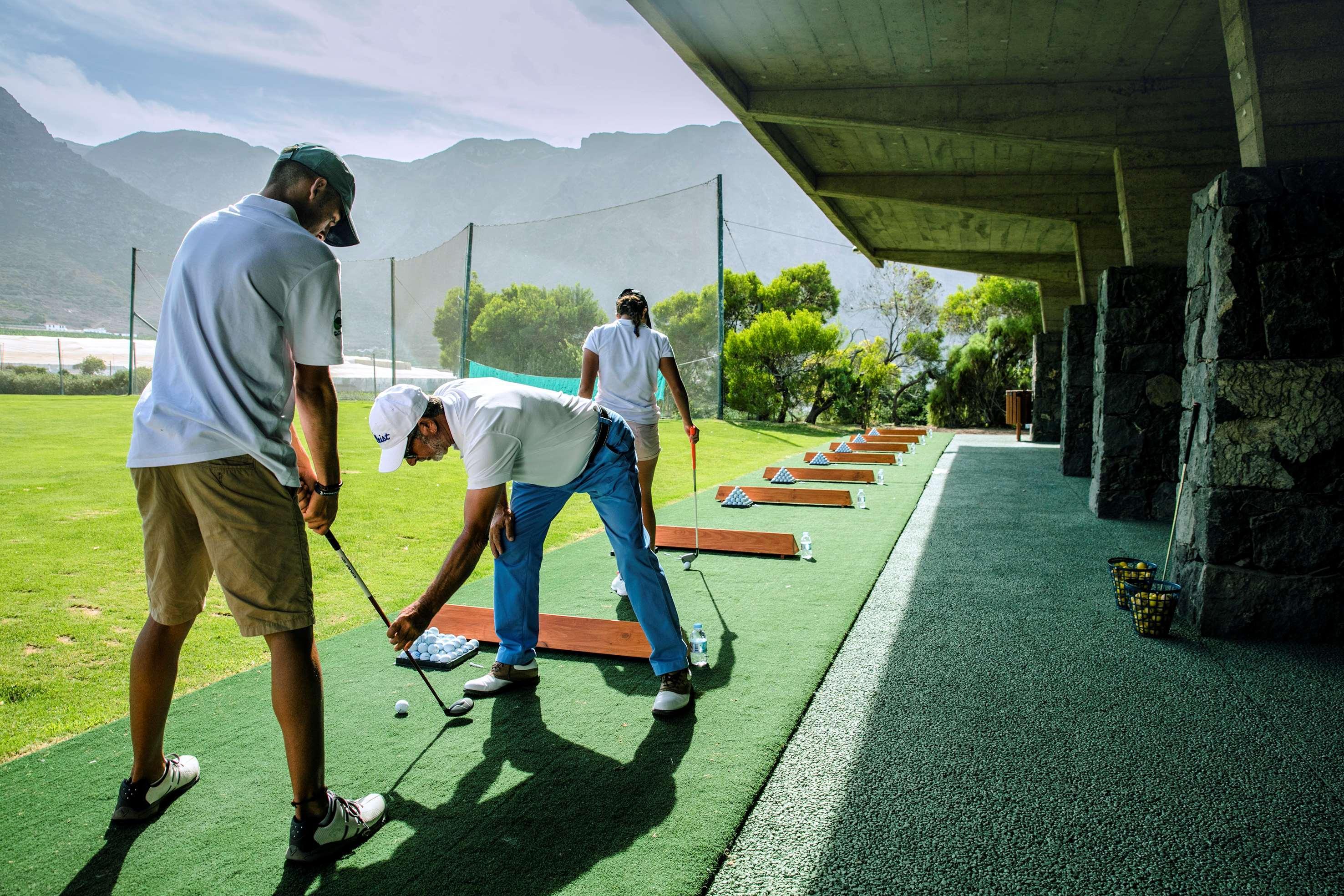 Hotel Hacienda Del Conde Melia Collection Golf & Spa - Adults Only Buenavista Del Norte Luaran gambar Golfers at the practice area