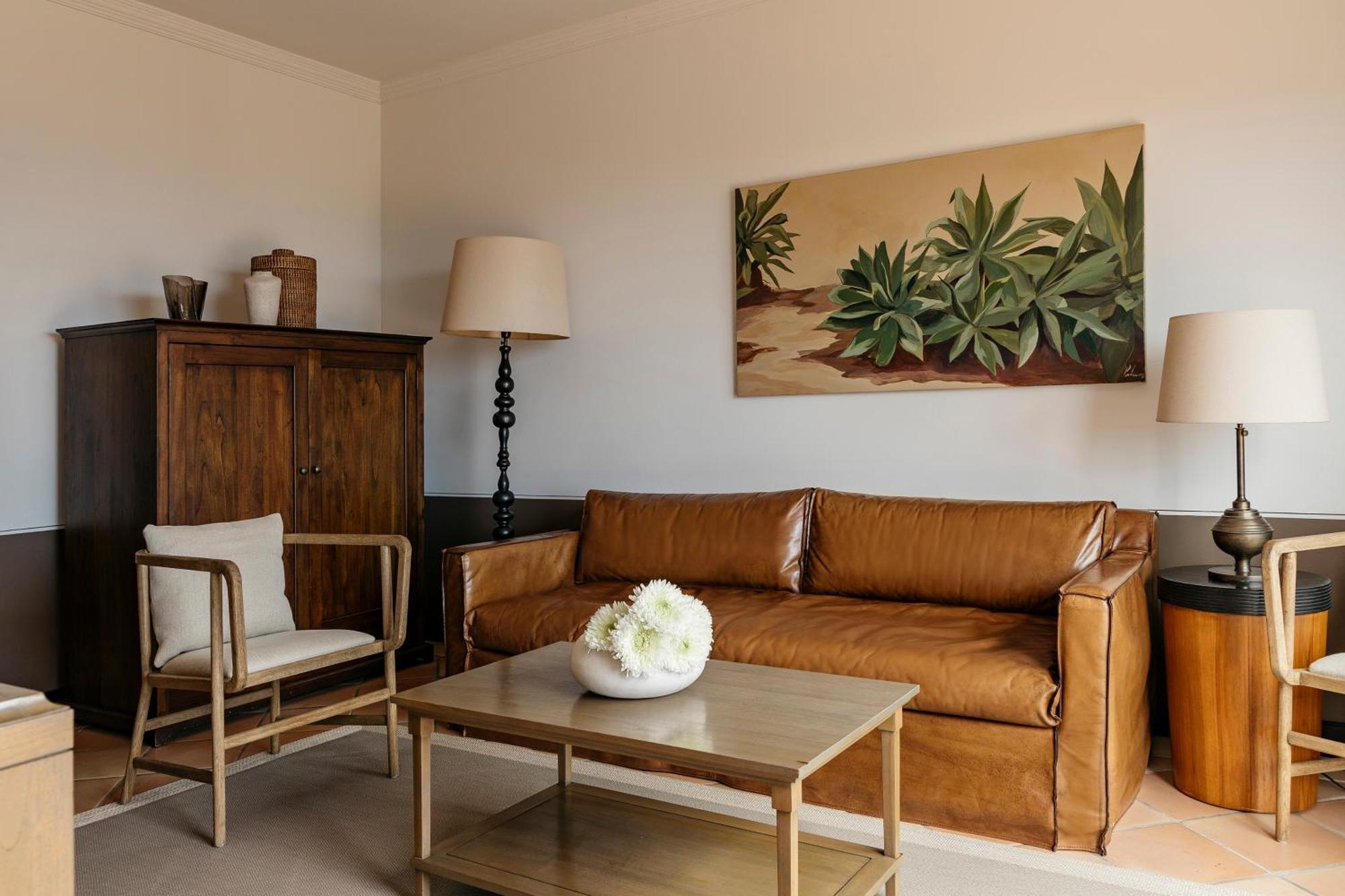 Hotel Hacienda Del Conde Melia Collection Golf & Spa - Adults Only Buenavista Del Norte Bilik gambar A living room with a leather sofa