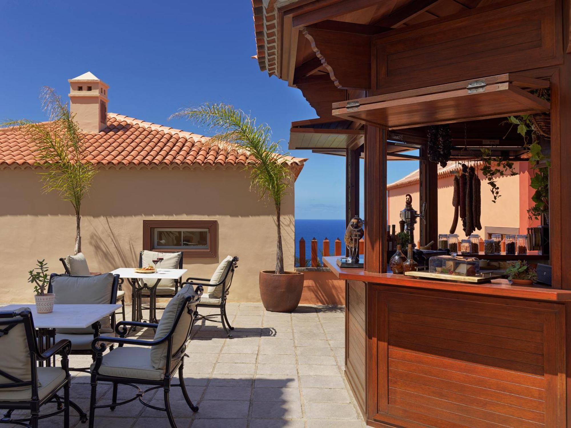 Hotel Hacienda Del Conde Melia Collection Golf & Spa - Adults Only Buenavista Del Norte Luaran gambar The bar at the hotel